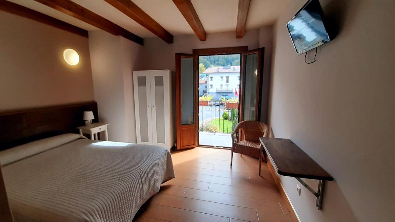 Hostal-Cicloturismo Lopenea Leitza  Buitenkant foto